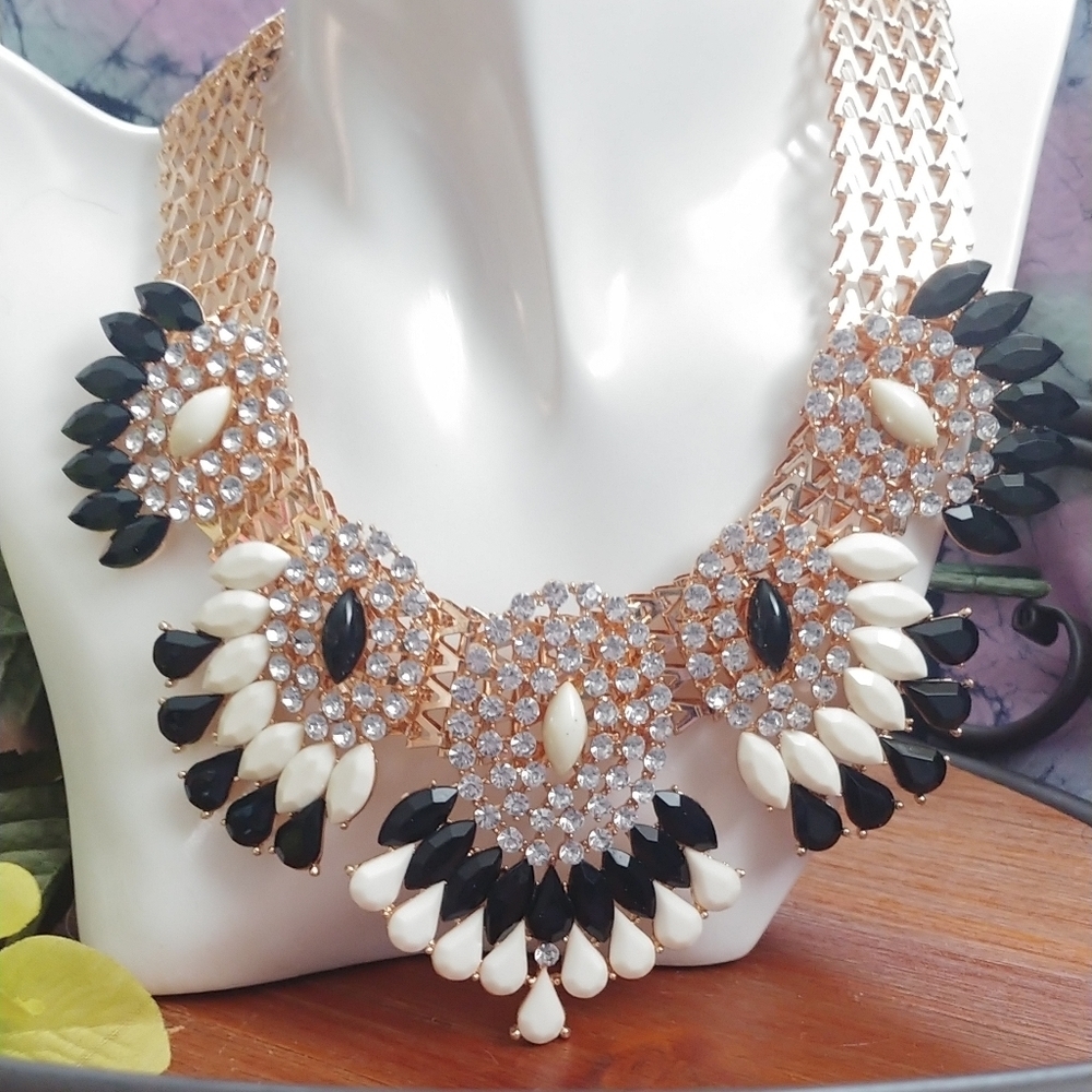 Stunning Statement Gold Rhinestone Necklace Set - Picture 2 of 8